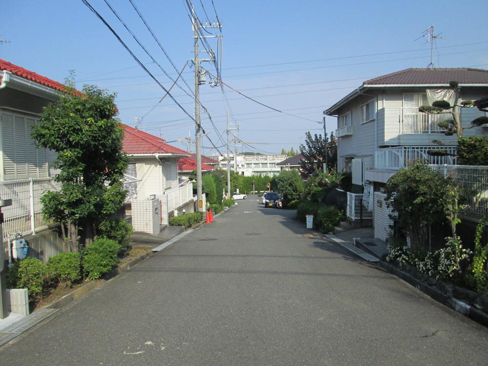 Local photos, including front road. Before the road is spacious.
