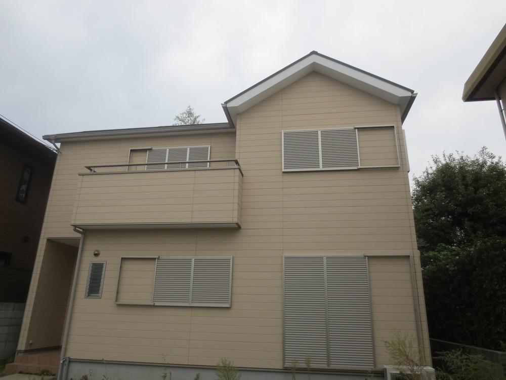 Local appearance photo. 3 units can be parked in the car space.