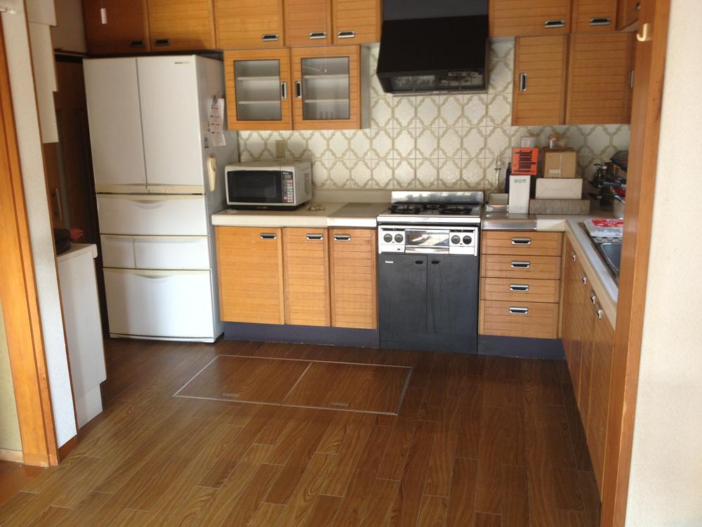 Kitchen. Indoor (12 May 2013) Shooting furniture, Consumer electronics, Not attached fixtures, etc.