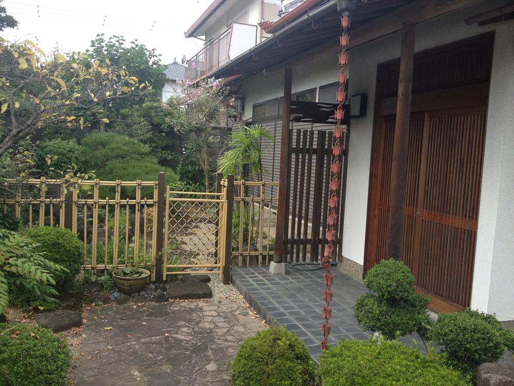 Entrance. Local (12 May 2013) Shooting furniture, Consumer electronics, Not attached fixtures, etc.