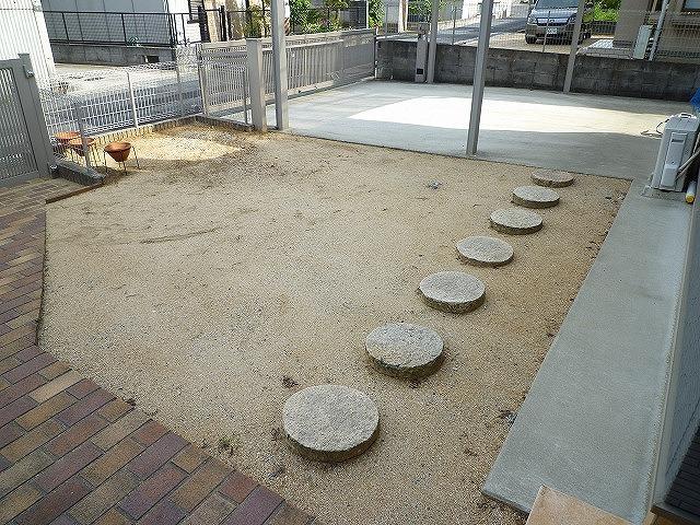 Garden. Local (May 2013) Shooting It is the entrance front yard.  It is clean care. 