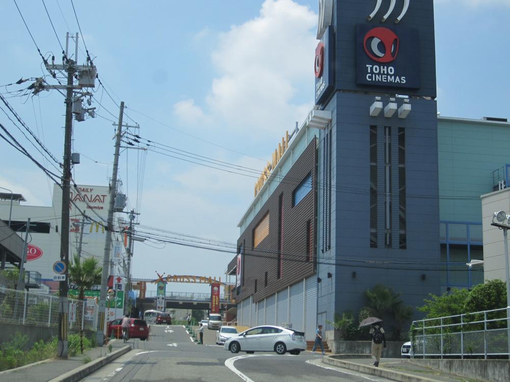 Shopping centre. Cross Mall ・ 690m until the Daily qanat Izumiya