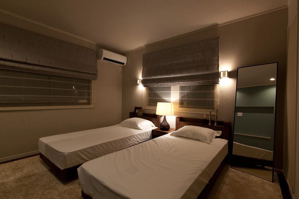 Non-living room. Master bedroom. Direct, Also paying attention to the distribution lights so as not to enter the eye, To put to sleep and spacious, It is summarized in calm color.