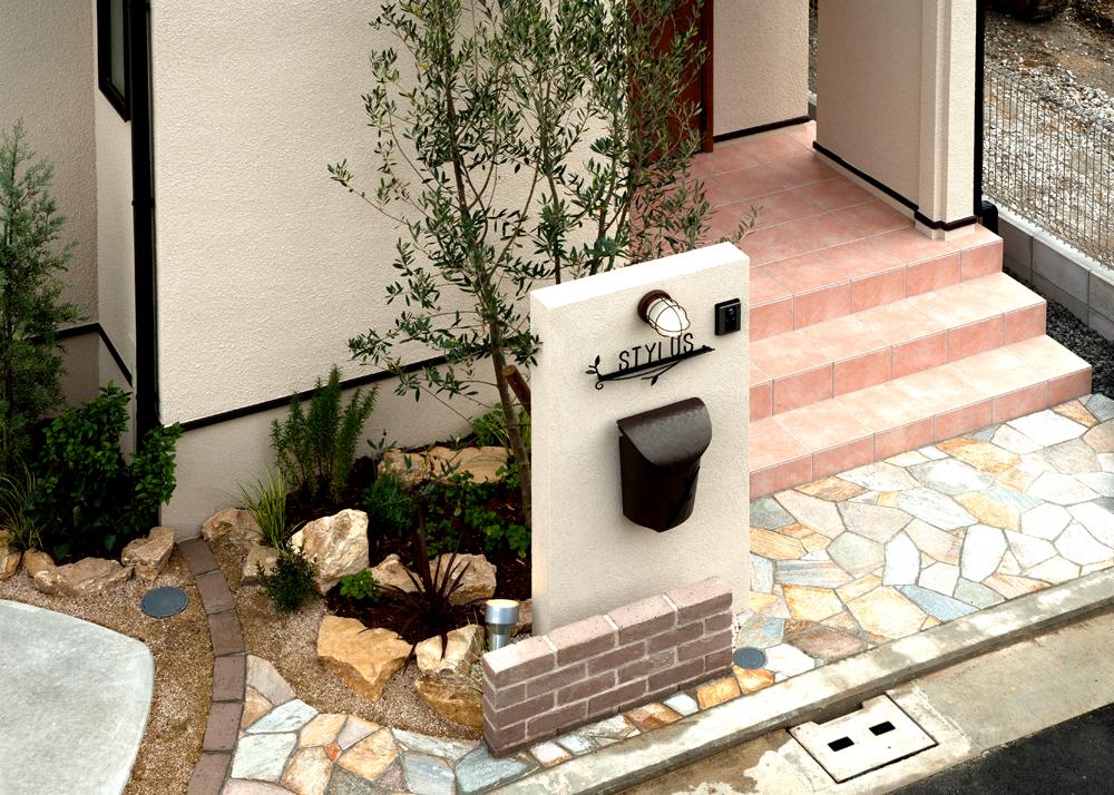 Garden. Cute entrance lighting Ya the image of a ship of light, We designed the olive as a symbol tree.