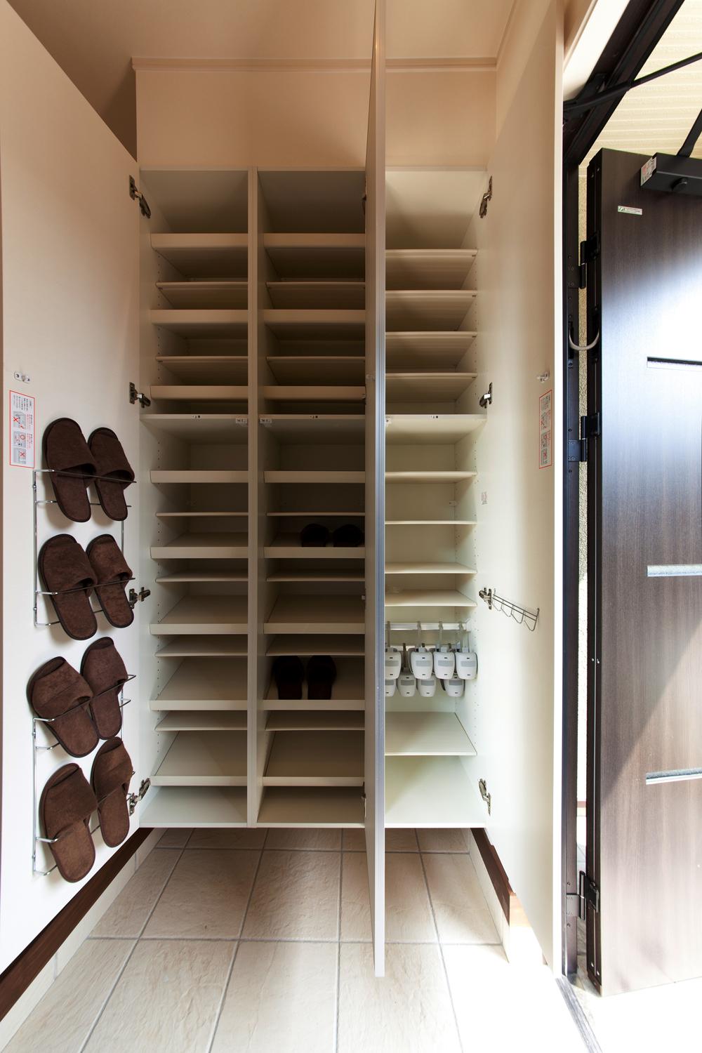 Receipt. Adopted a diagonal shelf shoes cloak to exhibit the amount of storage of surprise, Also housed Allowed everyday use of boots four-legged.