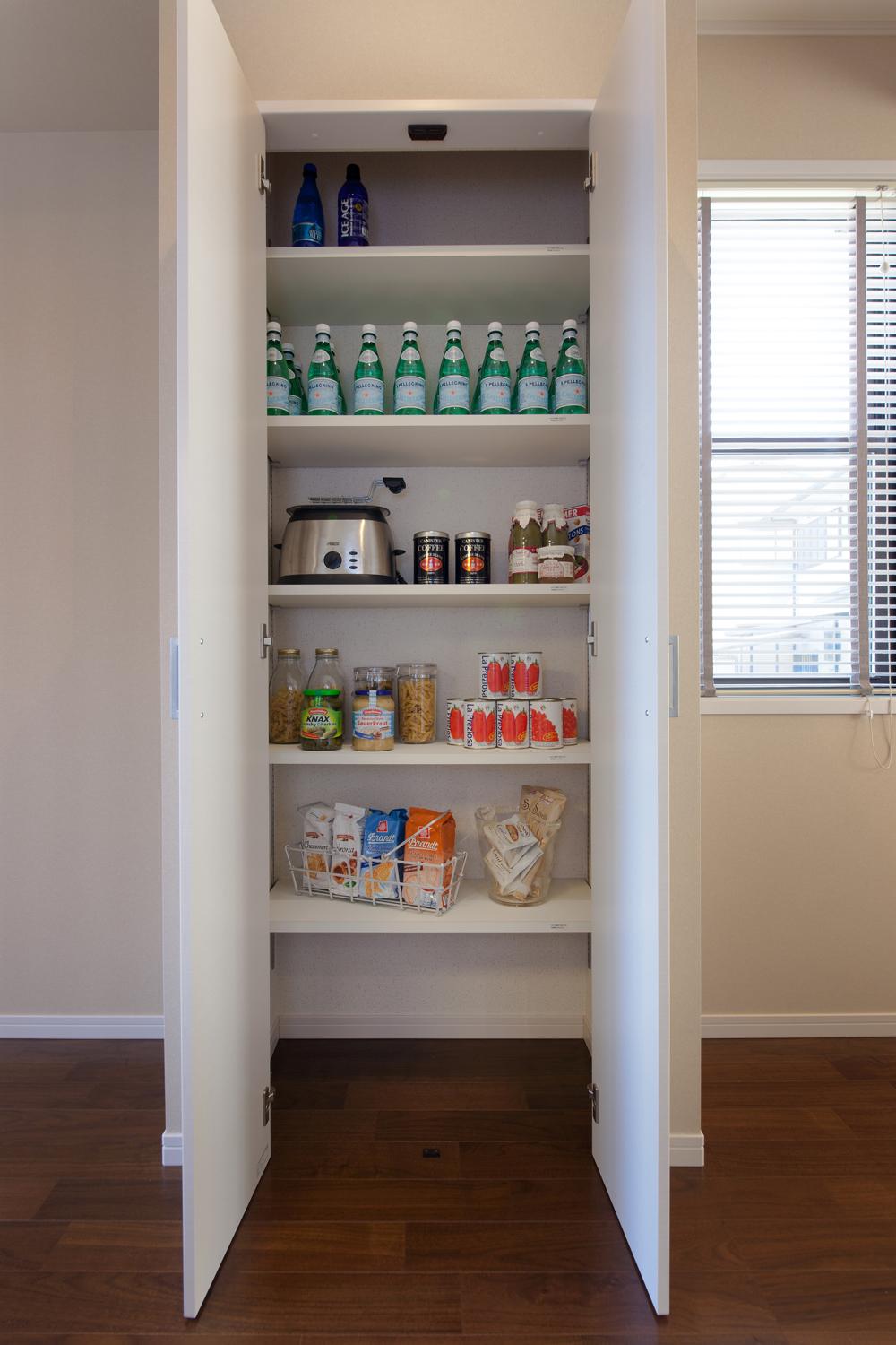 Receipt. Pantry, which features in the kitchen. Rice bin or a hot plate, etc., Handy to smooth cooking.