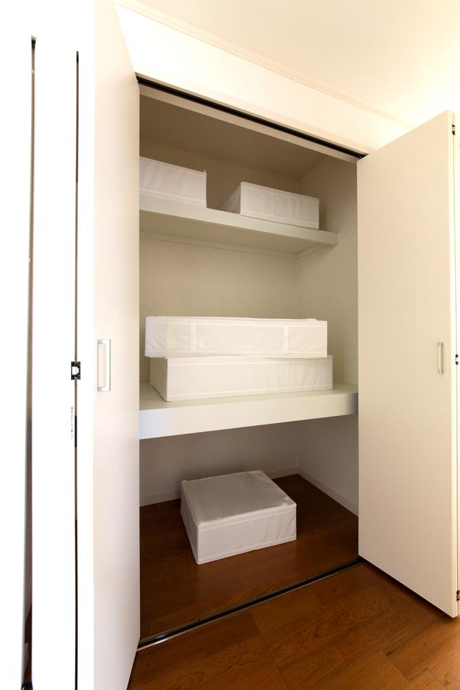 Receipt. Season cloak of large capacity. Futon also housed Allowed for bed spreads and customers of seasonal.