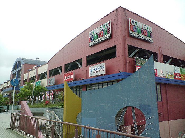 Shopping centre. 2100m to comb box