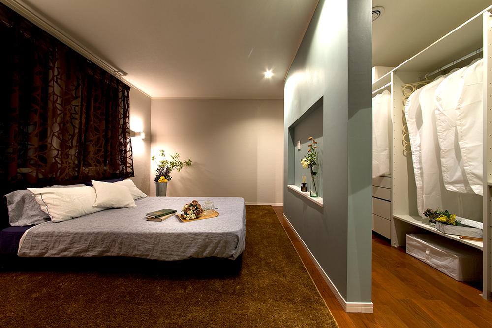 Non-living room. Theater bedroom. Bedtime to time relax watching a movie, etc., Directing the precious time of the husband and wife. Providing an open closet, It has created a hotel-like space.