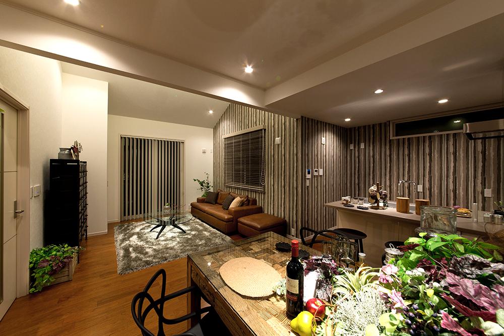 Living. It dropped the lights, Even a little adult atmosphere. By using an objective light effectively, It can produce a variety of scenes, such as time and the home party of relaxation with family.