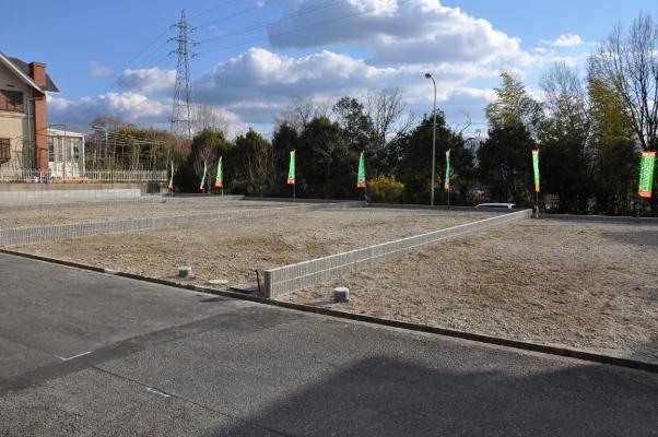 Local photos, including front road. North Municipal road width 6.7m