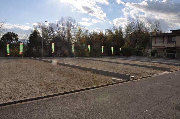 Local photos, including front road. North Municipal road width 6.7m