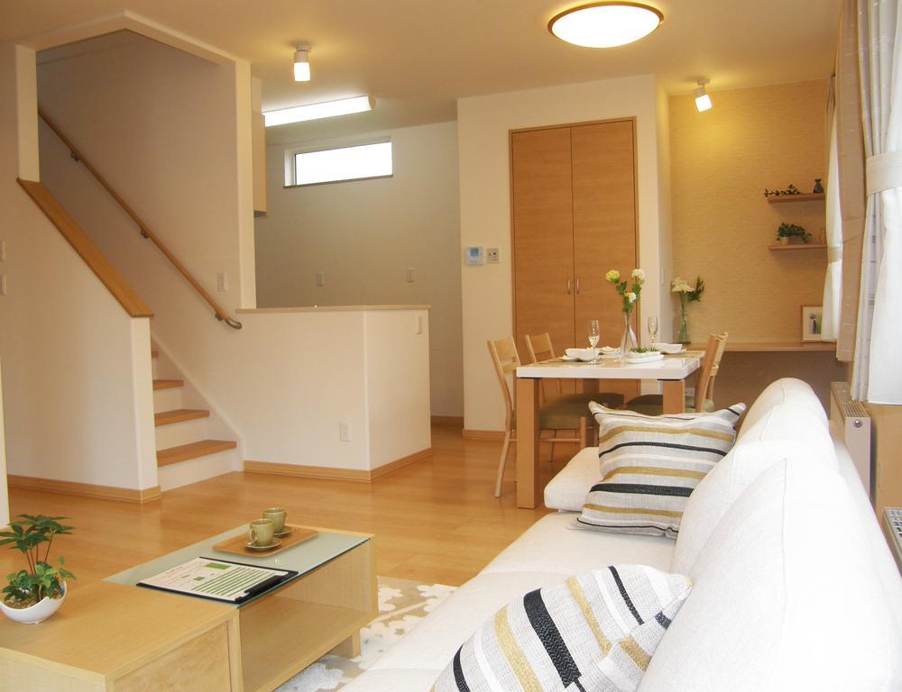 Same specifications photos (living). Since there are 16 tatami living I think whether time of family reunion is fun moments. 16 tatami is wide in the photo of the living room.