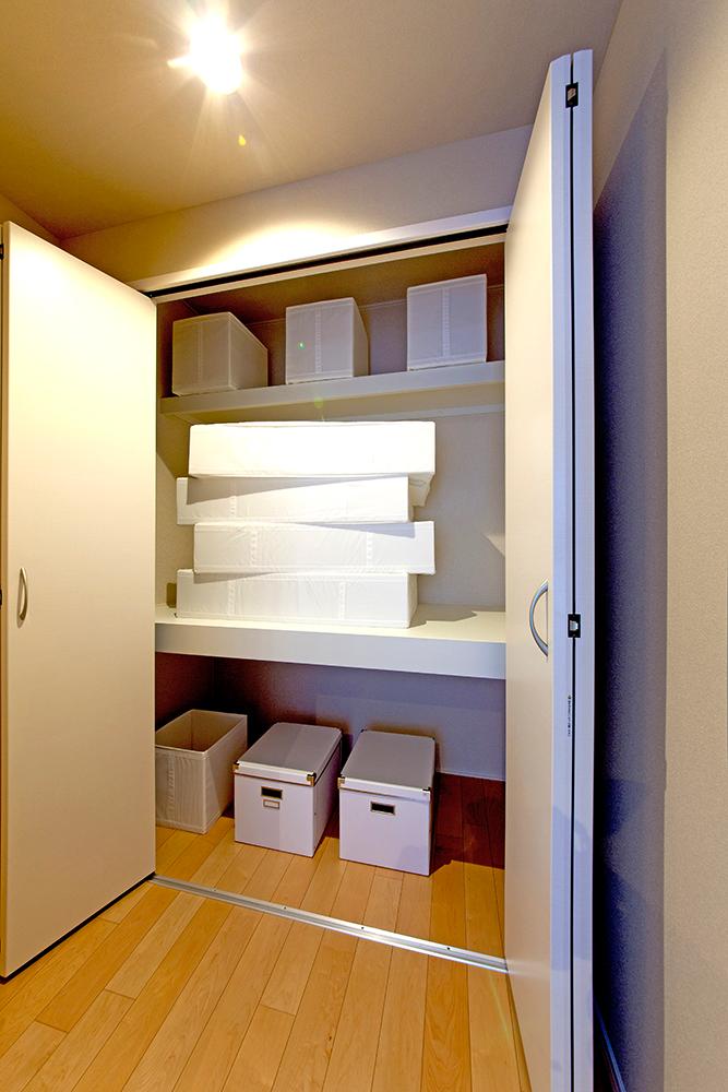 Receipt. Season cloak of large capacity. You can store plenty well as futon for bed spreads and customers of seasonal.