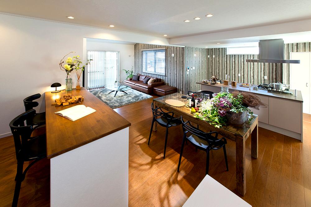 Living. Multi-purpose space to connect with LDK. Or see how the study of the child while the housework, Even reading and personal computer space.