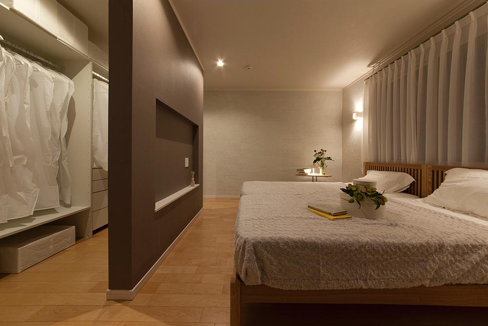 Non-living room. Theater bedroom. Bedtime to time relax watching a movie, etc., Directing the precious time of the husband and wife. Providing an open cloak, It has created a hotel-like space.