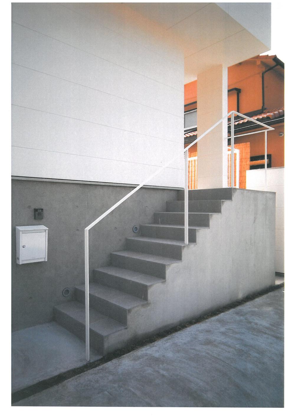 Other local. Local (February 2007) Shooting, The approach to the entrance.