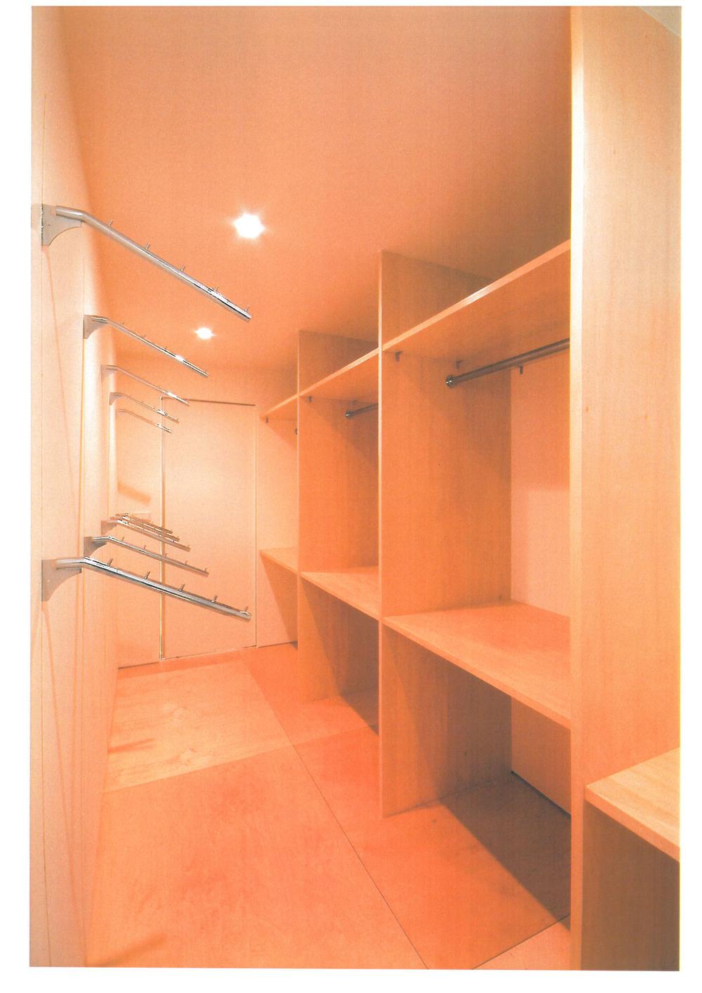 Receipt. Indoor (February 2007) Shooting, Walk is a closet.