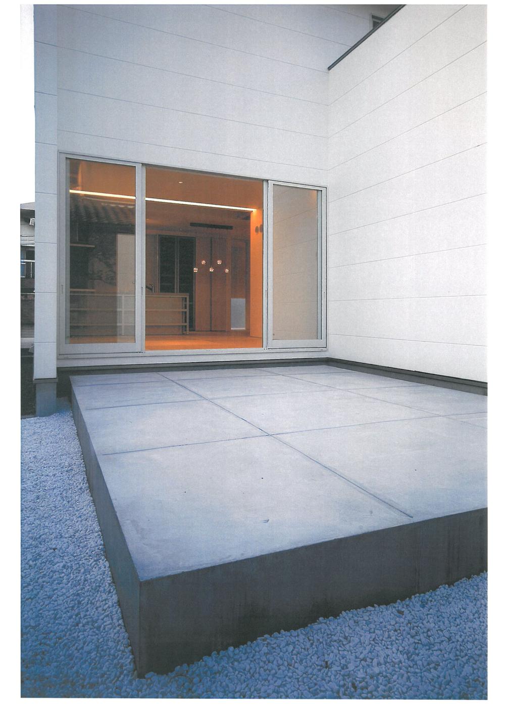 Garden. Local (February 2007) Shooting, Living is the back of the terrace.