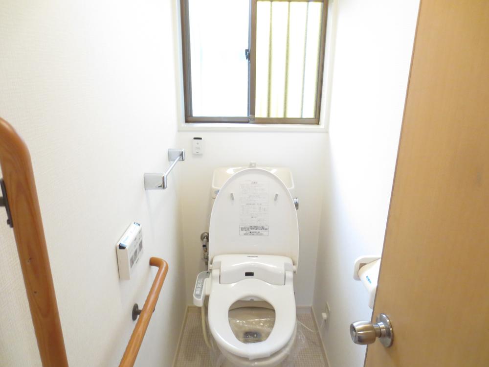 Toilet. It is a beautiful toilet with a bidet ☆