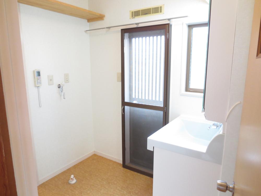 Wash basin, toilet. It is the washroom of a wide space ☆