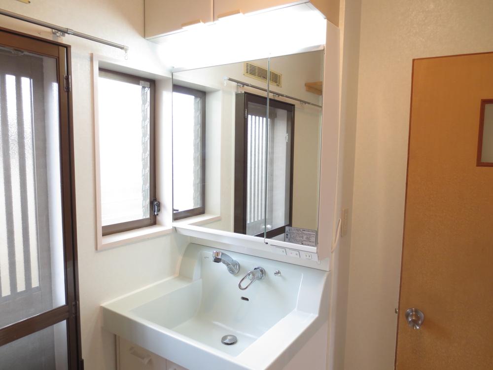 Wash basin, toilet. Easy-to-read is a wash basin ☆