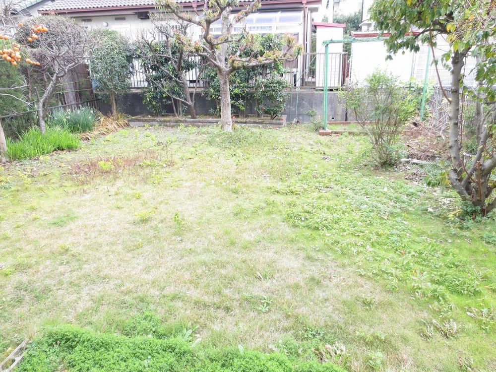Garden. One of the charm of this house, It will be on the back of a very large garden ☆