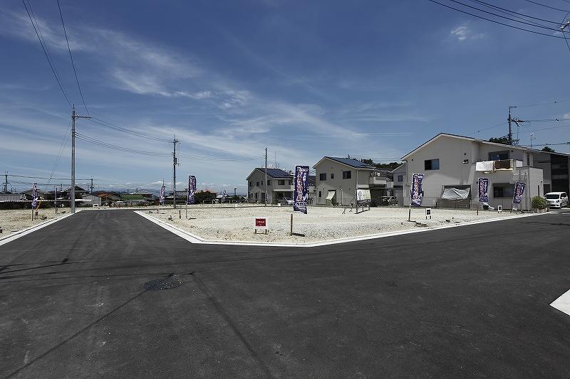 Local photos, including front road. I'd love to, , Please visit the atmosphere and model house near received your visit to the local. Local (12 May 2012) shooting