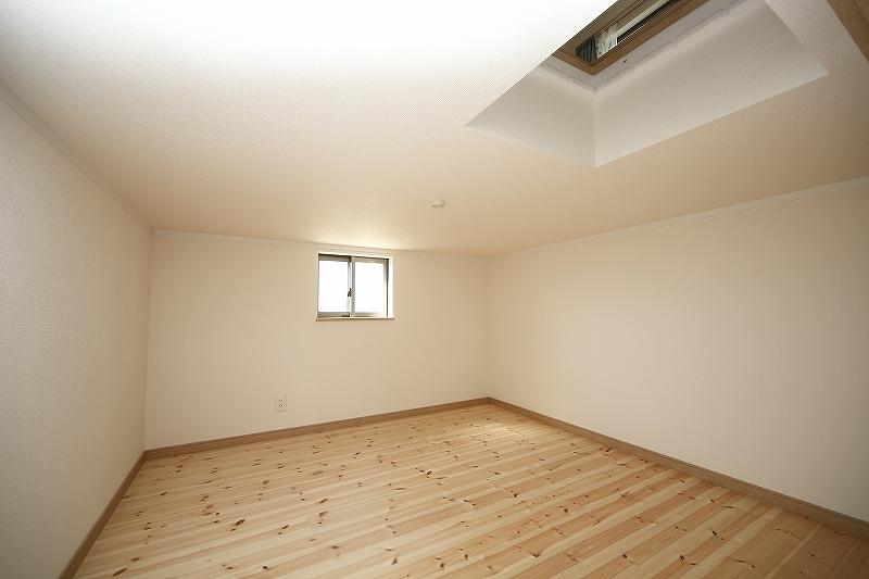 Non-living room. Medium storage. Housed in the largest of the features of the spatial use of the house will propose a large-capacity storage with reduced price between 1F and 2F. (December 2012) Shooting.