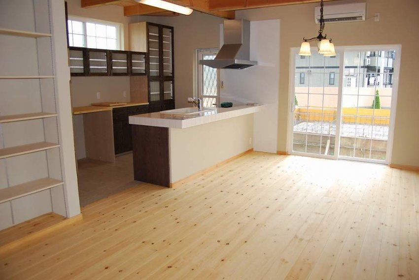 Other Equipment. Flooring is solid wood flooring is the standard specification. Instead of the usual flooring made of plywood, All flooring is "living tree". Well as the impact of appearance, You can enjoy the "tree aroma of" every day. Also it features the indoor temperature is less likely to fall. (Standard specification)