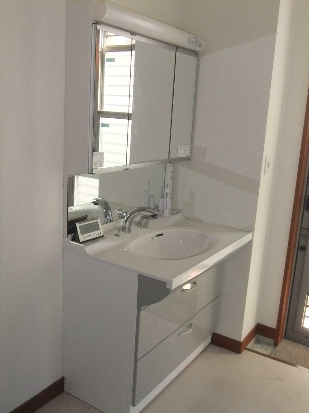 Wash basin, toilet. Indoor (12 May 2013) Shooting, The first floor of a wash basin.