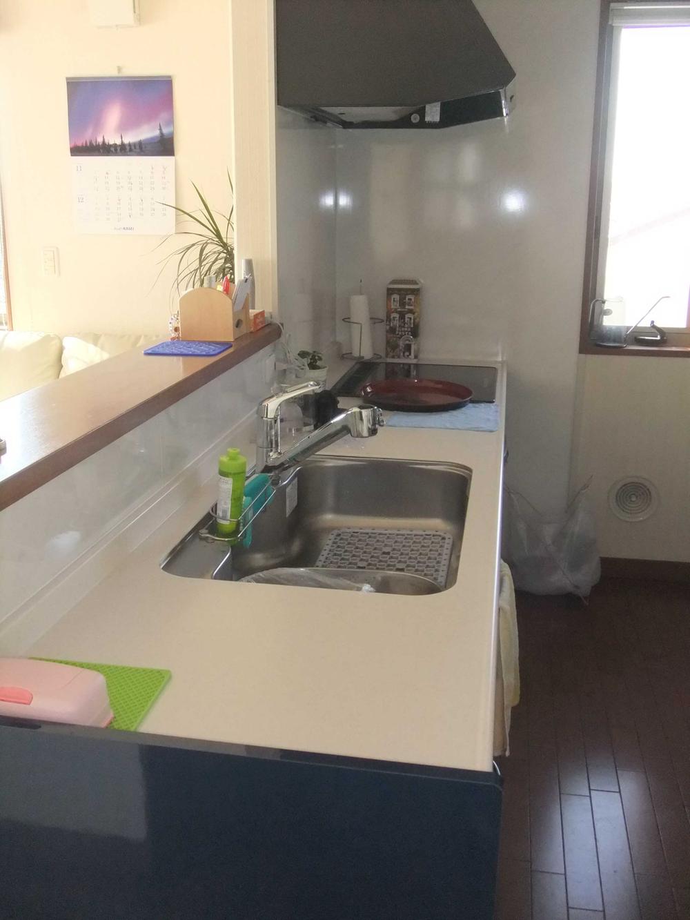 Kitchen. Indoor (12 May 2013) Shooting, It is the second floor of the kitchen. It is face-to-face.