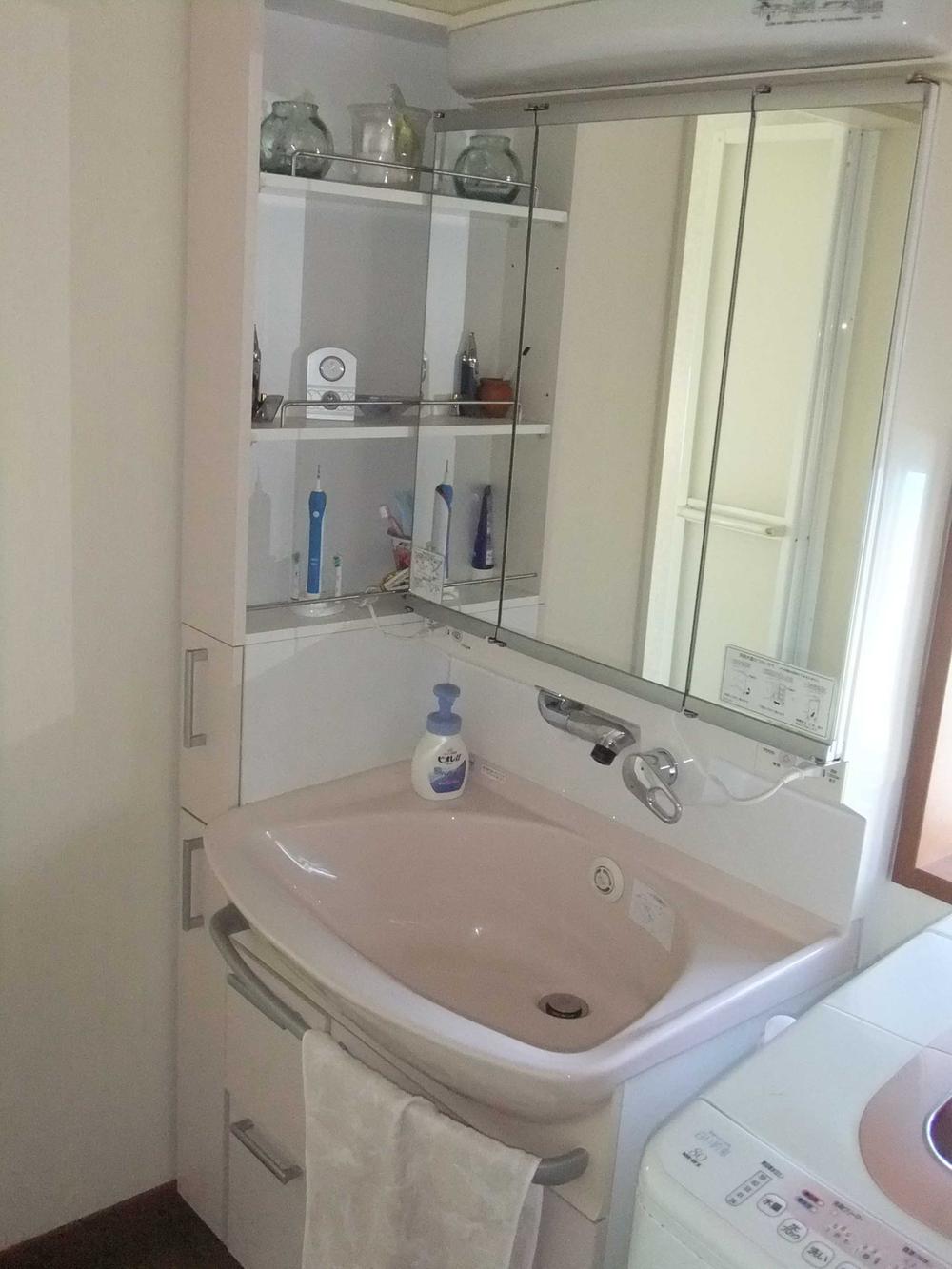 Wash basin, toilet. Indoor (12 May 2013) Shooting, The second floor of a wash basin