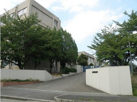 Junior high school. Sakaishiritsu Harumidai until junior high school 910m