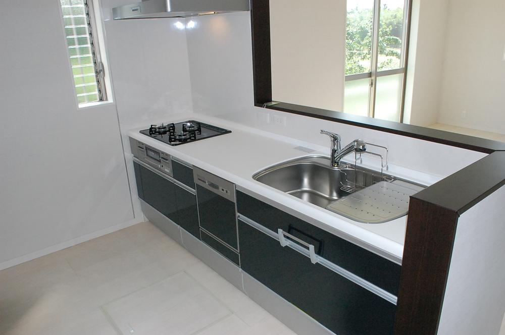 Kitchen. Cleanup made. With dish washing and drying machine. Drawer-type large-capacity storage.