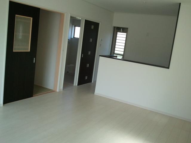 Living. Because it is taken widely for more than 15 mats a living, I think whether time of family reunion is fun moments.