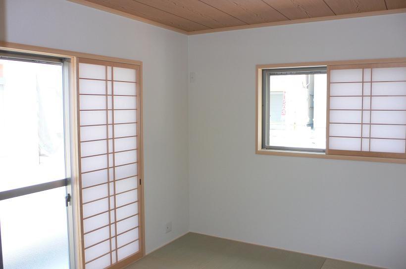 Non-living room. The Japanese-style room is convenient to the tone of the blindfold and the light from the outside on the mounting a sliding door in the standard equipment.