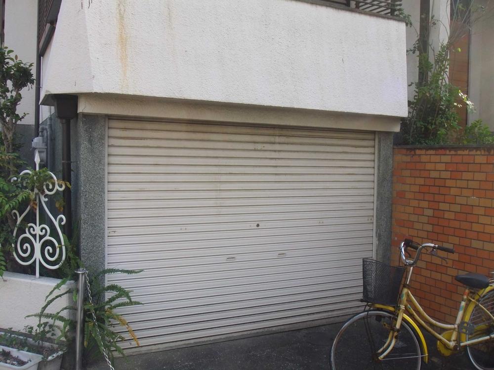 Parking lot. Local (10 May 2013) Shooting