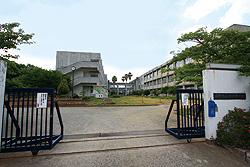 Junior high school. Miki junior high school adjacent to the 1520m elementary school to multi-junior high school.