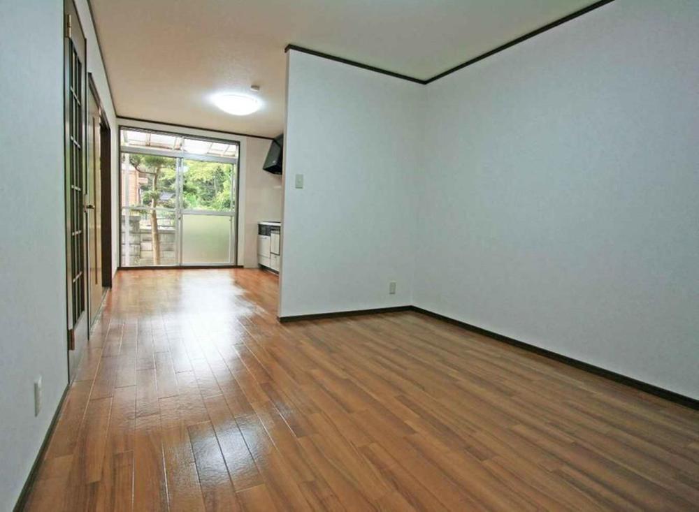 Living. Spacious living