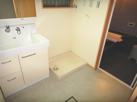 Wash basin, toilet. Indoor (11 May 2012) shooting