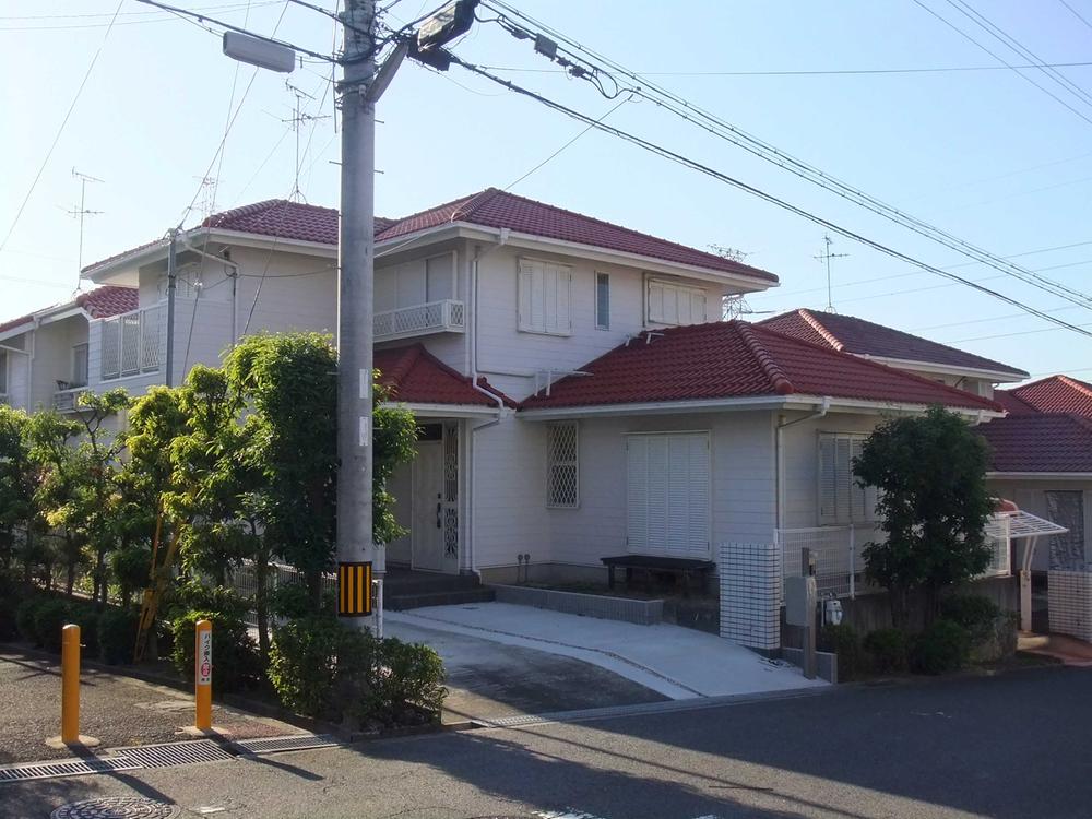 Local appearance photo. Local (10 May 2013) Shooting, Car space There are two cars.