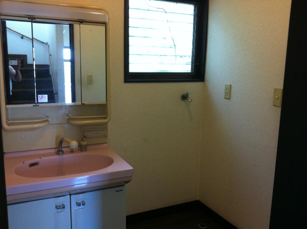 Wash basin, toilet. Room (August 2013) Shooting