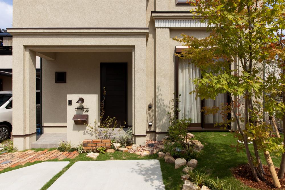 Same specifications photos (appearance). Garden planning moist and become familiar with the building. It is possible to design the appearance along with the green, I think that it is a beautiful house with a deep.