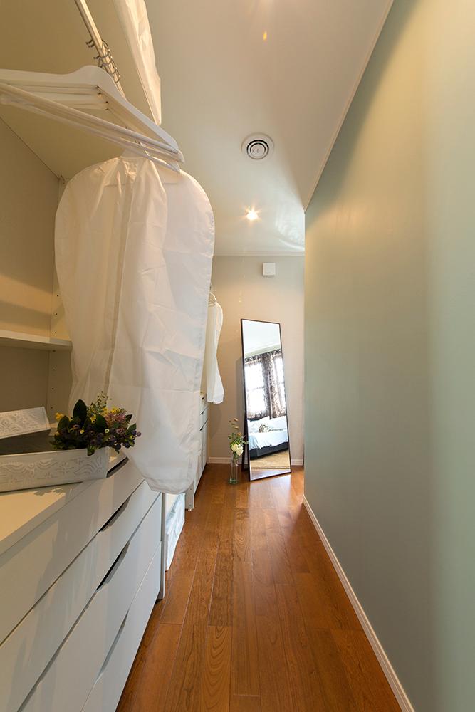 Receipt. Better usability than the walk-in, Open cloak of clothing main bedroom with excellent storage environment of. I'm happy to be able to costume alignment while looking in the mirror on the spot.