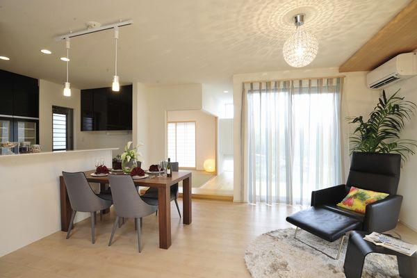 Living.  [Living construction case] Face-to-face kitchen. Laughter in the reunion of the family ・  ・  ・