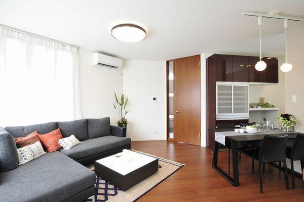 Living.  [Living construction case] Since the living room is a place to gather with family, It lets me always to ensure the spacious space