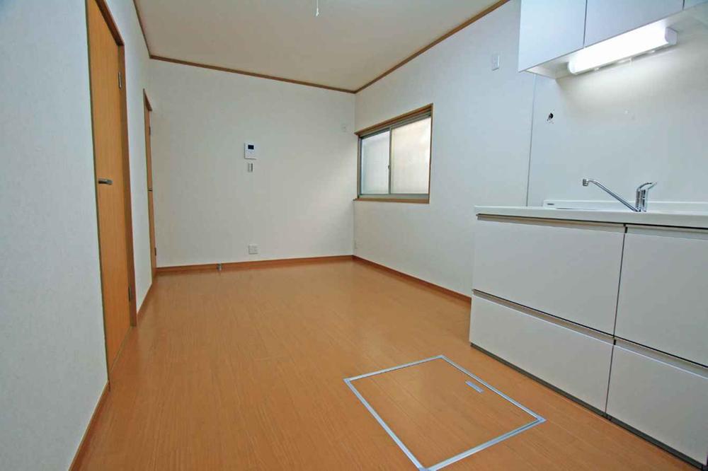 Living. The dining is bright and there is a window ☆ ☆