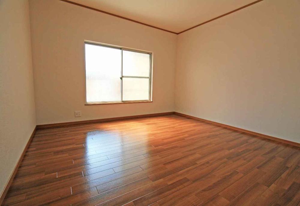 Non-living room. It is bright and there is also a window to the Western-style ☆ ☆