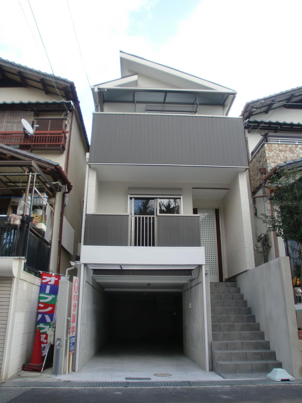 Local appearance photo. It was completed. It is immediately preview Allowed. It garage space is likely can also be used as a hobby room.